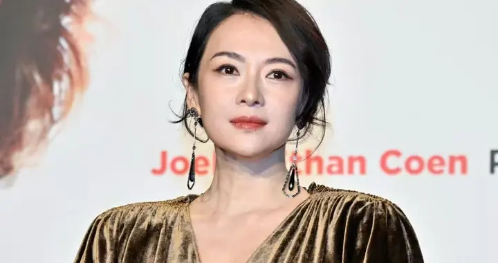 47岁章子怡面相大变，穿丝绒裙出席法国电影节，身材更饱满圆润了