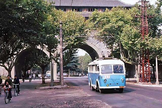 为什么几十年前中国流行无轨电车？1882年4月29日西门子展示电车