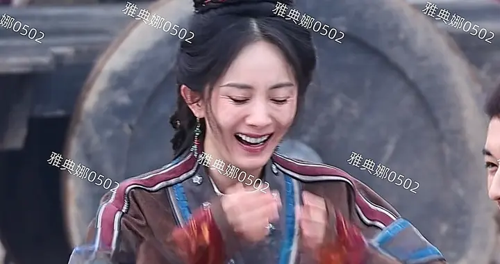 杨幂现在不能笑，一笑表情就崩暴露年纪，演古装烤瓷牙也特别出戏