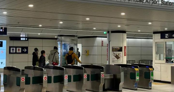 新千岁机场的惊魂夜：暴雪未散，强震又来