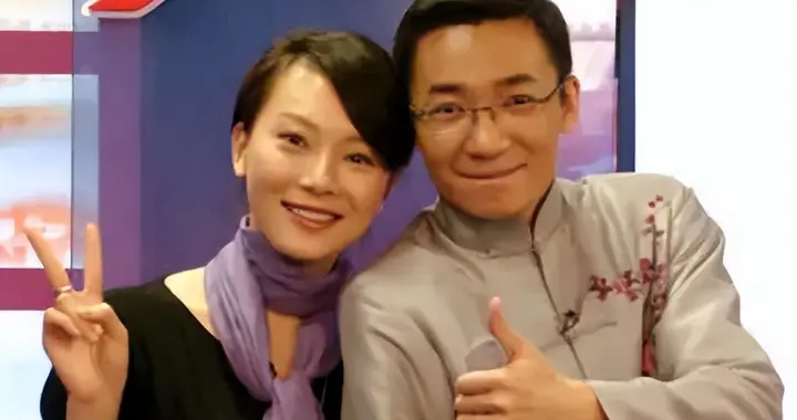 央视主持人高博：娶同学为妻，恩爱相伴二十载，一家三口其乐融融