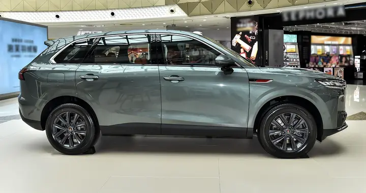 鸿鹄混动+灵犀座舱，还有超大五座，红旗HS6PHEV值得一看