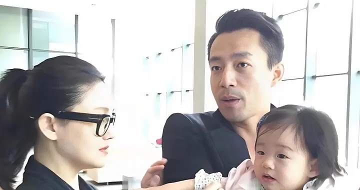 小玥玥正脸罕曝光，单眼皮或成审美主流，小箖箖皮肤黝黑，懂事了