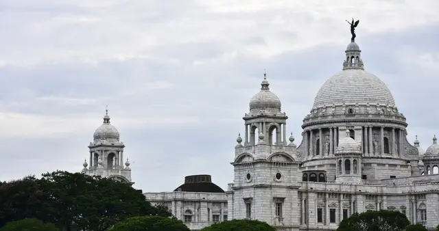 1400元逼疯印度农民：挖姐骸骨去银行，荒诞背后是亿万人的绝望