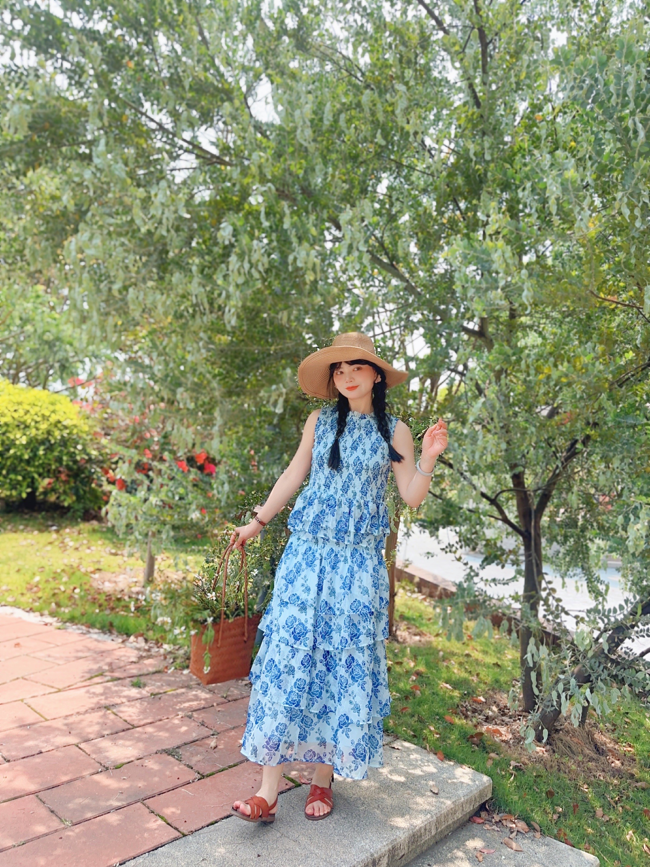 玫瑰印花木耳边领打揽无袖上衣