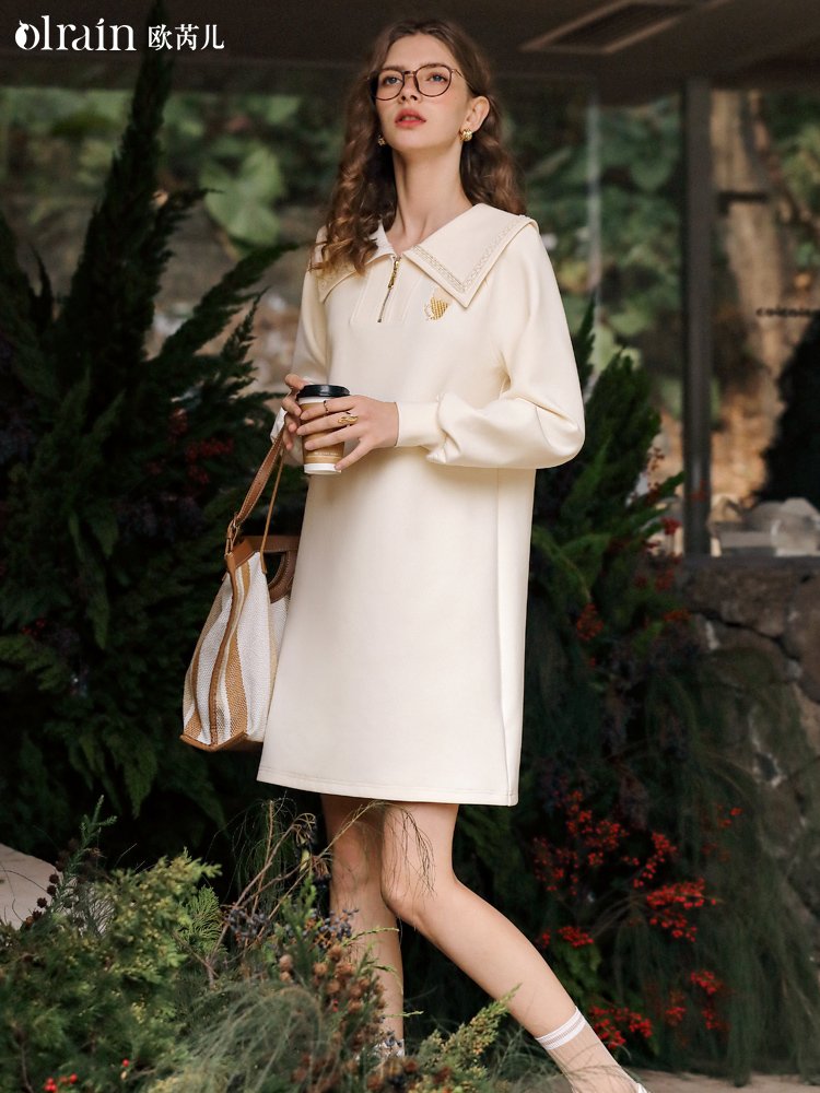 闲适减龄感！设计感翻领卫衣连衣裙