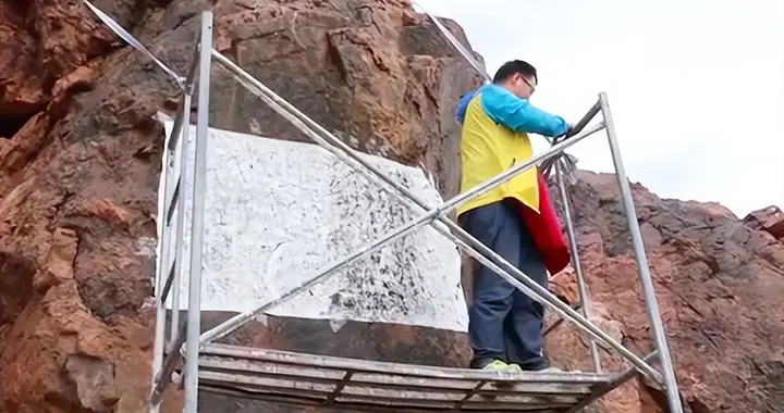 蒙古国暴雨冲出一行字，中国专家看后当场下跪：原来史书没骗人