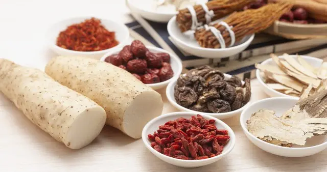 人到中年，男用桂附地黄丸，养海绵体；女用归芍地黄丸，滋养面容