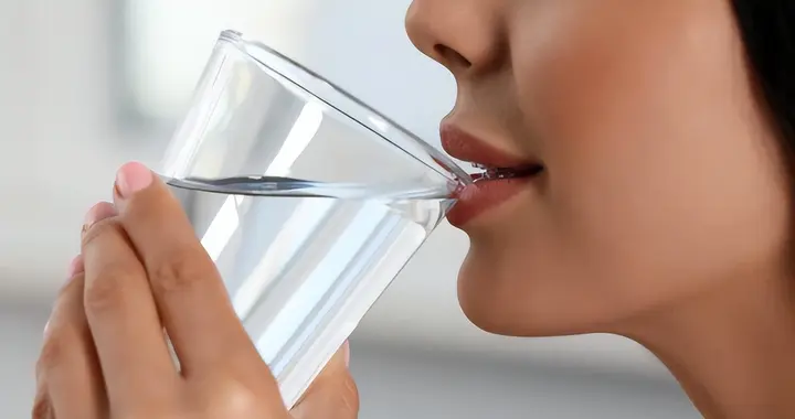 调查发现：大量喝水的高血压患者，不用多久，身体或有3变化