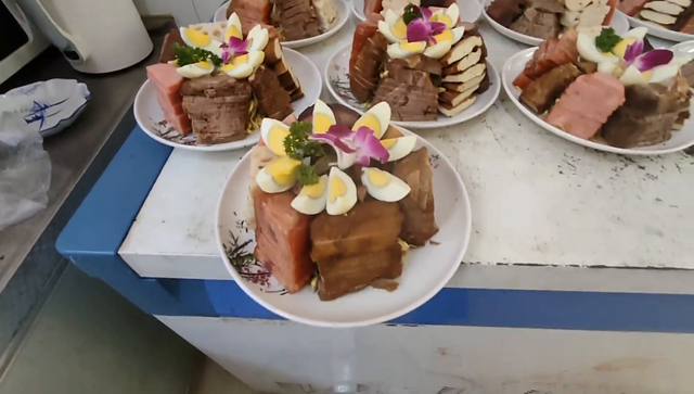 精致美味的小吃拼盘，色彩缤纷，食欲大开！🍽️🌸