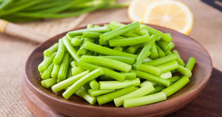 蒜苔开始上市！医生再三强调：高血压患者吃蒜苔，多注意这6点！