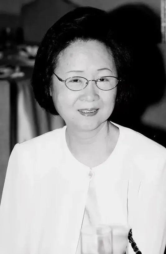 琼瑶自尽，写下亦真亦幻人生结局