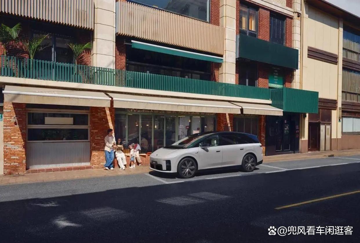 理想i8推后驱长续航版降价3万，前备箱升级电动开启