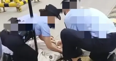 高考的孩子前脚进去，后脚家长倒在考场外。网友：尽跟着添乱！