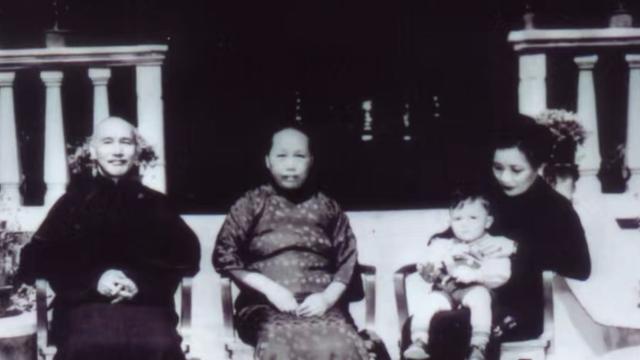 伍豪照片集：1927年，蒋介石为与宋美龄
