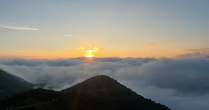 湖南的 “南方布达拉宫”，轿车直达山顶，免费露营看风车云海