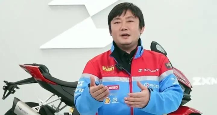 张雪回应为什么要搞拍卖，因为看到标哥捐了，自己不捐不好意思