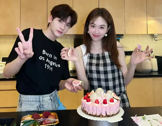 姜妍做了一大桌饭菜招待朋友，翟潇闻送的花真好看，一起看中餐厅