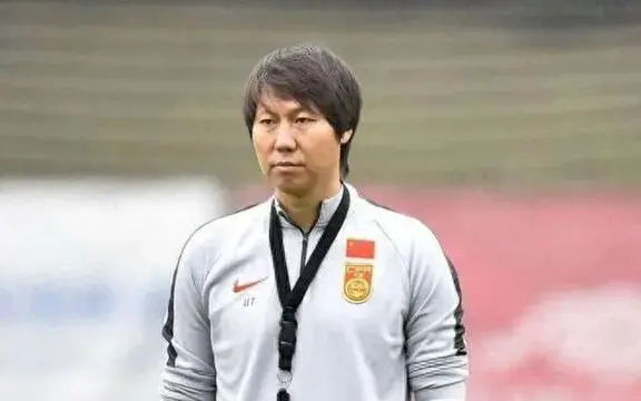 李铁二审刑期或缩短。媒体人：前申花国脚判2年，将下个月释放。