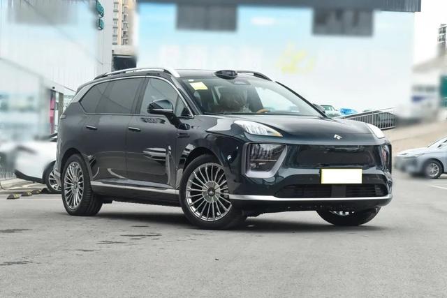 长超5米1，标配魔毯空悬，4.5秒破百+750km续航，昊铂HL能行吗？