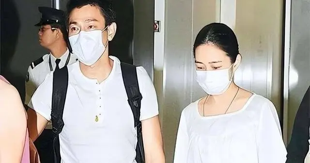 刘德华老婆罕露面！朱丽倩皮肉松垮眼袋硕大，背4万包也不显贵气