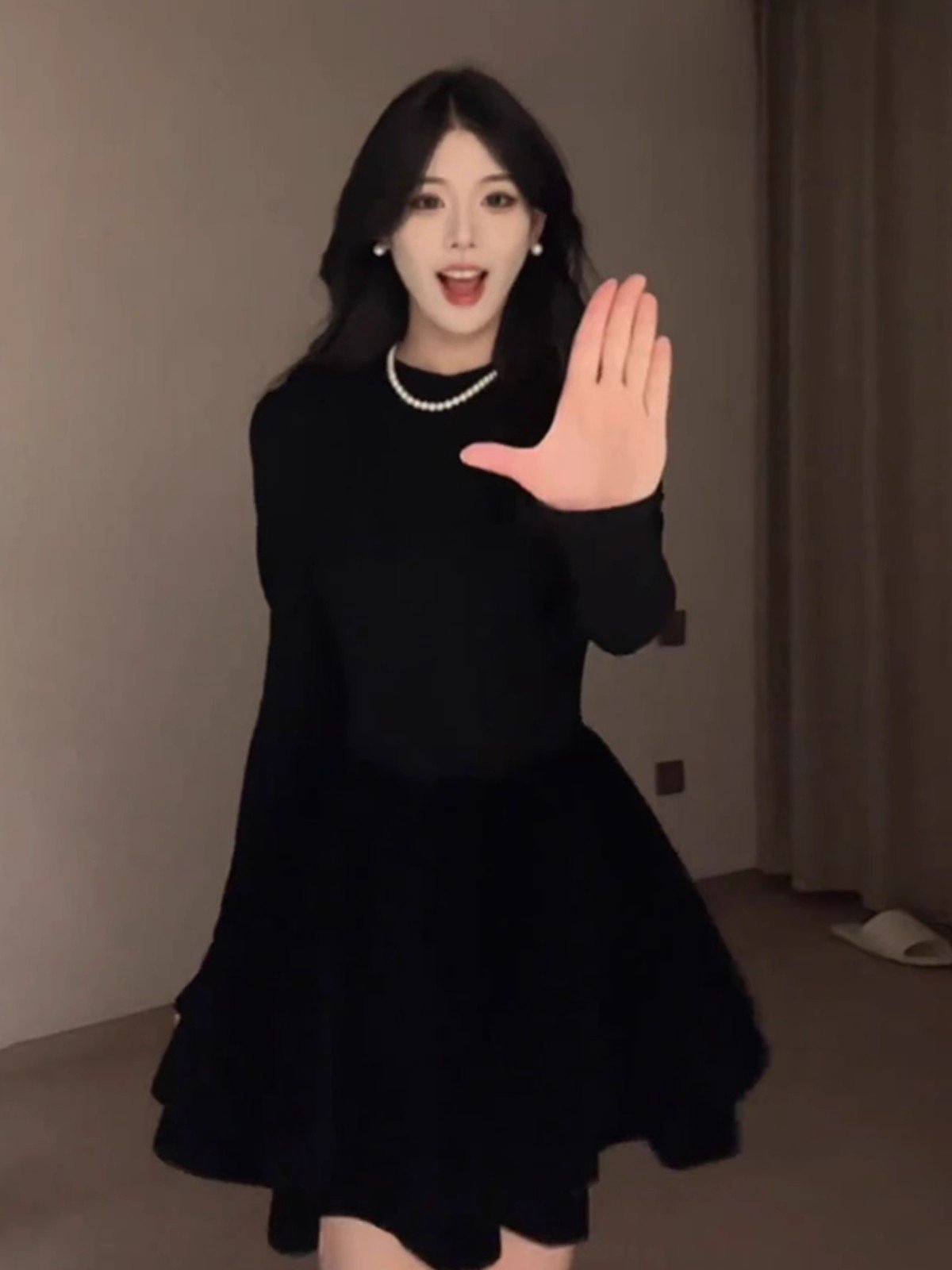 法式赫本风黑色长袖连衣裙女秋冬配大衣收腰