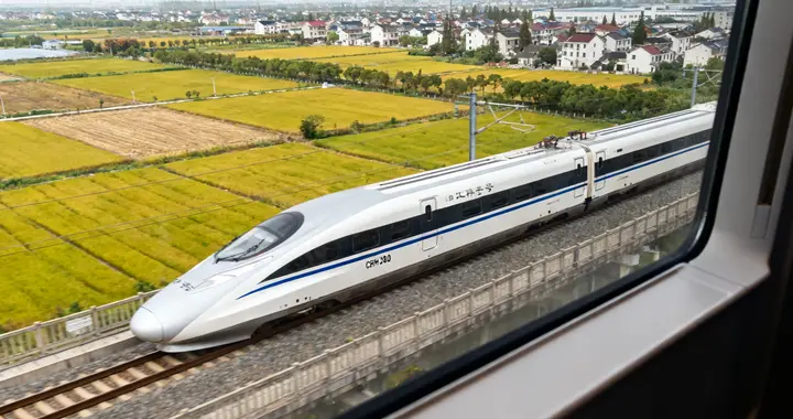 南沿江高铁已通车，北沿江高铁2027年分段开通，两条线路差异大