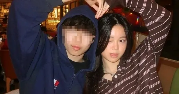 知名女星13岁女儿早恋，晒与男友多张亲密照，穿露脐装，行为叛逆
