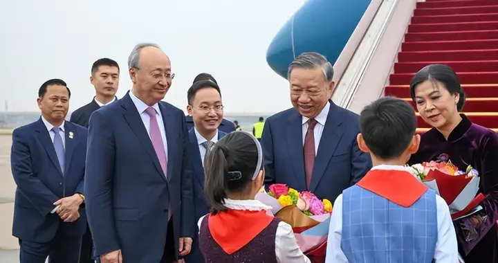 现场签约！越南对华作出保证，苏林坐上离京高铁，临走前献出重礼