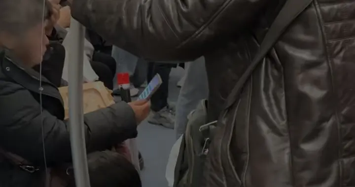 上海地铁吵翻了！女童占座写作业遭怒斥没买票就该抱着到底谁越界