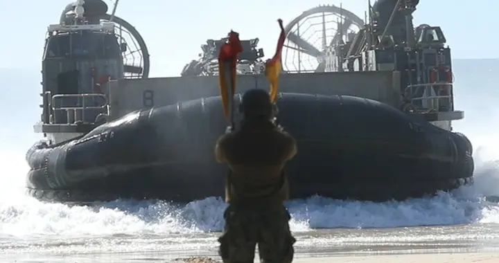 前一秒还在全力围堵，下一秒却主动给对方