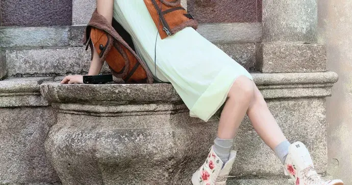 杨紫私服真会穿，白裙子+咖啡色短外套，简约又休闲时髦。