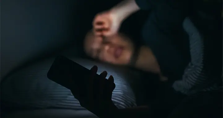 医生直言：侧躺玩手机会触发5种伤害