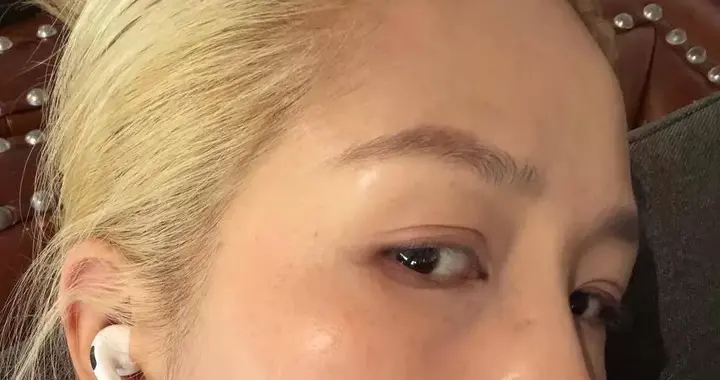 何洁金发现身引热议，身材走样发型翻车，公众期待与现实落差拉满