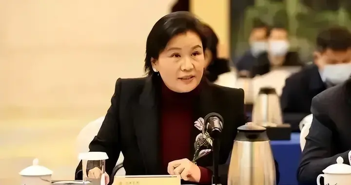 取代宗馥莉成新晋女首富！身家1270亿，玻璃女王产业链有多强