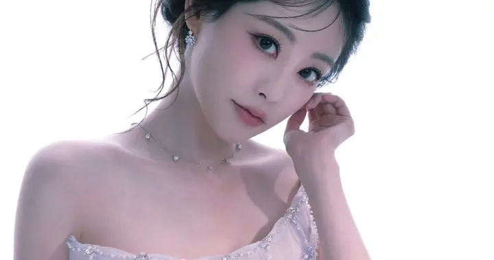 祝绪丹紫色格纹纱裙，宛如童话中的公主