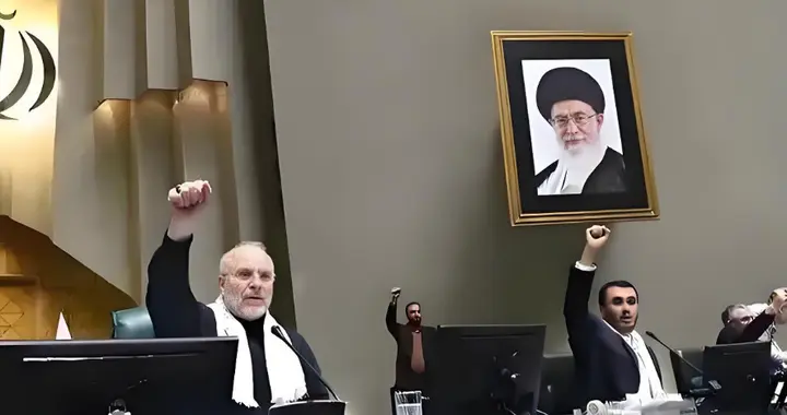 中方船舶刚过航，不到24小时，美军投下1吨重炸药，伊朗警告无效