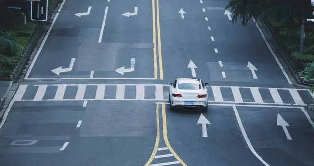 5月1日起马路严查执法升级！新增5种扣分标线，压到扣3分罚200块