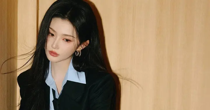 孔雪儿，黑衣美腿小白袜，好精致的女孩。