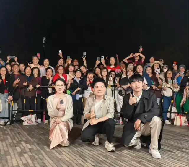 惊魂一刻！董宇辉云南直播险被砸，“饭圈追星文化”再引热议！