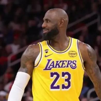 篮下后撤步：火箭与湖人也算是双向奔赴了。