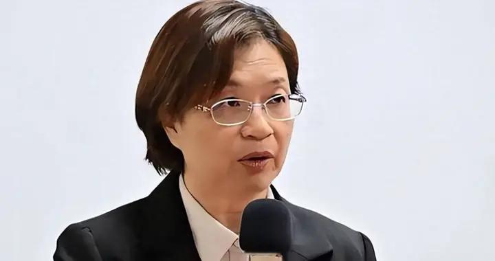 一个暗中下套，一个明里捅刀，郑丽文抗击2大内鬼：仍有2招赌一下
