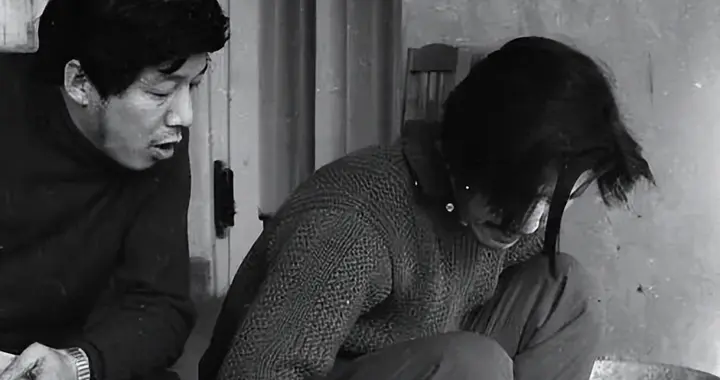 他是新凤霞的女婿，姐夫是乔冠华的儿子，他因岳父与妻子吵架