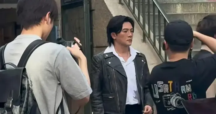 苏有朋现身巴黎参加活动 这直接堪称“换脸” 走在街上都不敢认了