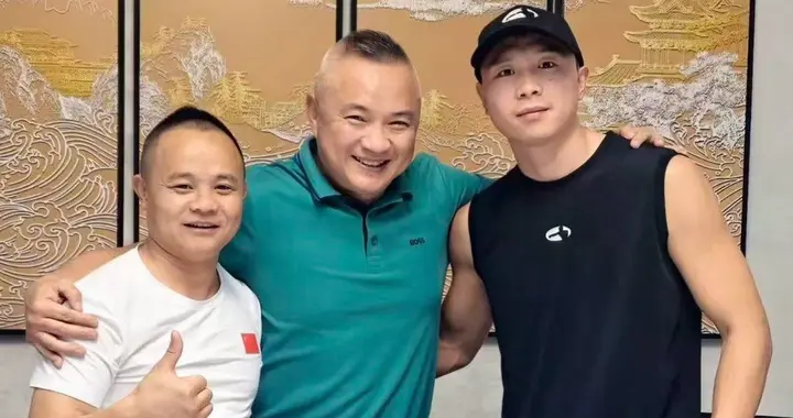 与熊朝忠徐灿两代拳王同框的他，书写着中国职业拳击全新历史
