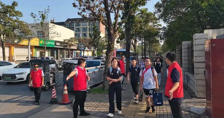 常德一学校被指要求一线教师校门口值班，教育局：执行中存在问题