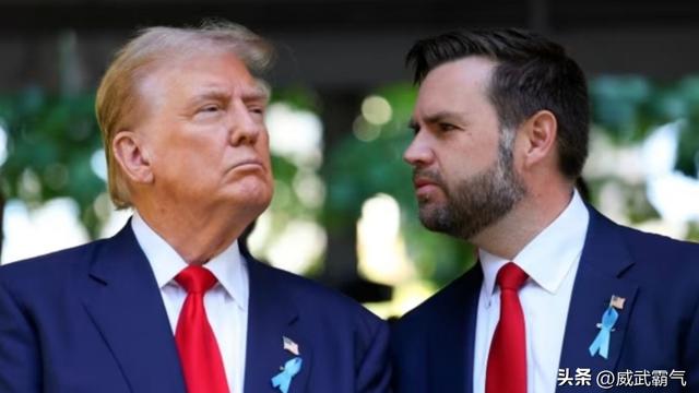 威武霸气：这到底是特朗普发疯了？还是走了