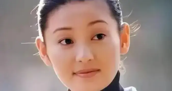 被王志文赶出门，嫁给冯小刚不生育，如今再看，她的窝囊才是清醒