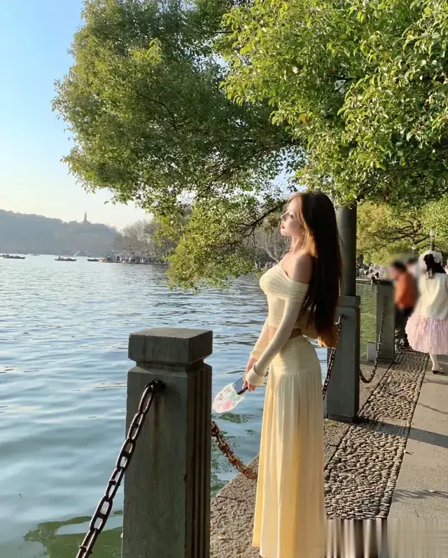 西湖之畔，飘逸长裙舞动，风华绝代映水间。
