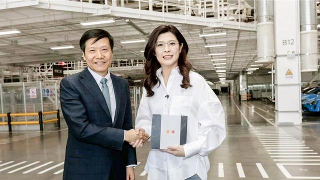 吃吃瓜喝喝汤：雷总笑得总是有些腼腆，没想